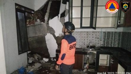 Salah satu rumah warga yang terdampak longsor. Foto : Ist