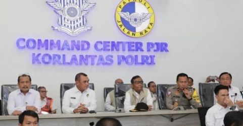 Menko Polhukam Mahfud MD saat sidak ke Command Center . Foto : Ist