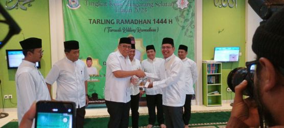 Walikota Tangsel Benyamin Davnie saat melakukan Safari Ramadan di Masjid Al Madani Puri Serpong Senin (3/4).   (Sudin Antoro/Tangselpos)