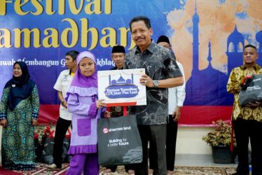 Caption : Dony Martadisata (Managing Director President Office Sinar Mas Land) secara simbolis memberikan bantuan santunan kepada para penerima manfaat dalam acara Festival Ramadan 2023.