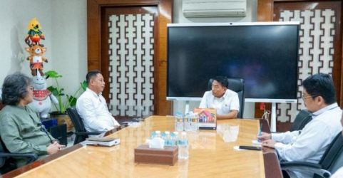 Kepala Staf Kepresidenan saat bertemu Deputi Bidang Sosial Budaya dan Pemberdayaan Masyarakat Otorita IKN Alimuddin di Bina Graha, Jakarta, Senin (10/4)   foto : Ist