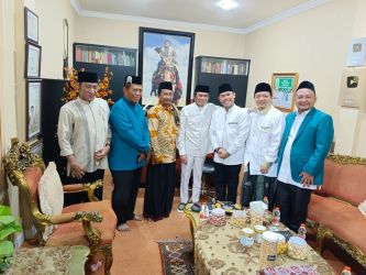 Ketua MPC Fahmi Tamami Kota Tangsel  Ahmad Firdaus Haqqi (dua dari kiri) bersama Ketua Umum MPP Fahmi Tamami, H Rhoma Irama (empat dari kanan) disela Halal Bihalal. (din)