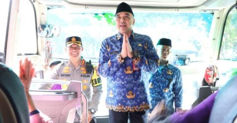 Bupati Tangerang Zaki Iskandar saat melepas pemudik asal Kabupaten Tangerang dengan menggunakan 28 Bus.   Foto : Ist