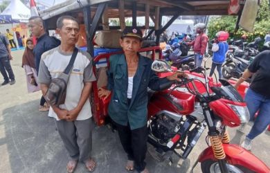 Pak Sarban dan motor roda 3 nya. Foto : Ist