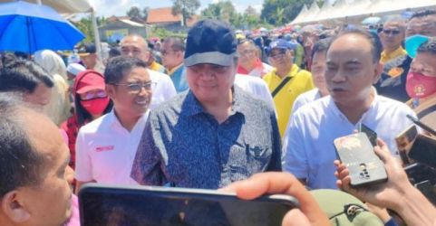 Menko Perekonomian Airlangga Hartarto (topi biru) dan Ketua Projo Budi Arie (depan kanan) saat meninjau pasar murah di Stadion Mini Pagedangan, Kabupaten Tangerang pada Sabtu (8/4) pagi.   foto : Ist