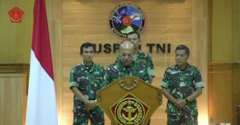 Kapuspen TNI Laksamana Muda Julius Widjojono saat memberikan konferensi pers. Foto : Ist