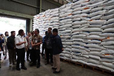 Pj Gubernur Banten Al Muktabar (baju putih) saat meninjau Gudang Bulog BBB Umbul Tengah Sub Drivre Serang. (Ist)