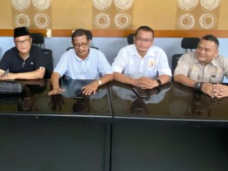 Kika : Ketua OC Harsya Wardhana SH, Ketua SC, H. Arwan Simanjuntak, Sekretaris SC Iman Darmadi SE, Sekretaris OC Marhadi SE saat jumpa pers di Kantor KADIN Tangsel, Lengkong Gudang, Serpong. Selasa (11/4/2023).