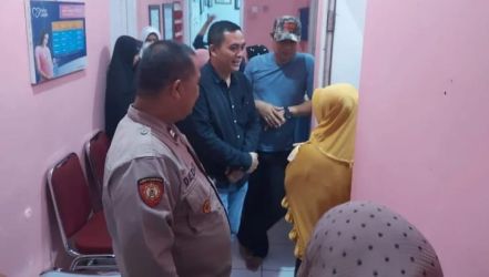 Bayi dalam kardus kini dibawa ke rumah bidan desa   foto : Ist