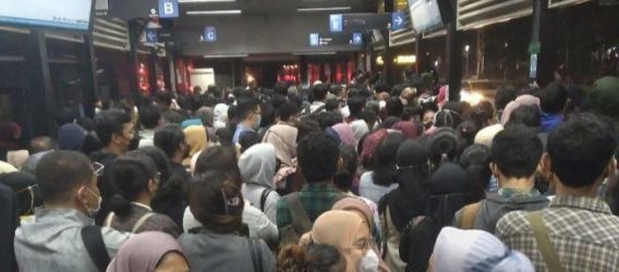 Antrian di salah satu halte transjakarta. (Ist)