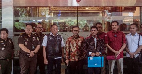 Menkominfo Johnny G Plate (membawa tas biru) saat memberikan keterangan pers di Gedung Bundar, Kejagung  foto : Ist