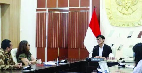 Anggota Komisi Pemilihan Umum (KPU) August Mellaz (tengah) menerima audiensi rombongan dari The Indonesian Institute dalam rangka penyampaian hasil penelitian kampanye di media sosial, di Kantor KPU. (Ist)