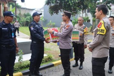 Kapolres Tangsel AKBP Faisal Febrianto membegikan paket sembako kepada para satpam di perumahan, yang telah ikut serta menjaga lingkungan pada saat libur mudik. (dra)