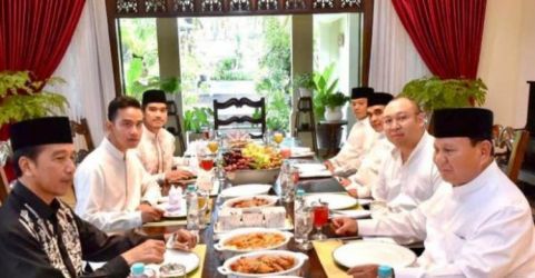 Presiden Jokowi menjamu Menhan Prabowo dikediamannya. Foto : Setpres