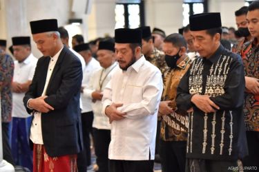 Presiden Jokowi saat sholat Ied bersama Anwar Usman Ketua MA (tengah) dan Gubernur Jateng Ganjar Pranowo. Foto. Setpres