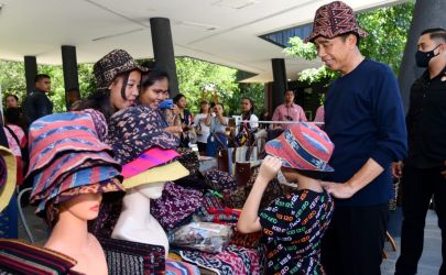 Presiden Jokowi saat belanja produk asal NTT. Foto : Setpres