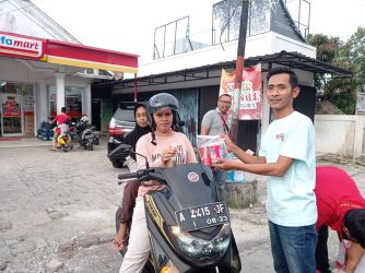 PWI Pandeglang bekerja sama dengan Alfamart, membagikan ratusan paket takjil kepada pengendara yang melintas di Jalan Mayor Widagdo, Pandeglang, Senin (4/4) sore.(Istimewa)