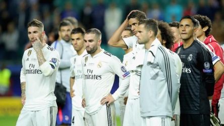 Para pemain Real Madrid tertunduk lesu saat kalah 2-3 dari Villarreal. (Ist)
