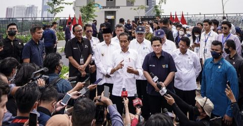 Presiden Joko Widodo (tengah) menyampaikan keterangan pers usai meresmikan Hunian Milenial Untuk Indonesia di Samesta Mahata Margonda, Depok. (Foto : Setpres)