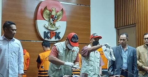 Penyidik KPK menunjukkan sepatu dari penyitaan barang bukti OTT Wali Kota Bandung. (Ist)