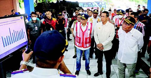 Menhub Budi Karya Sumadi (rompi merah) bersama Pj Gubernur DKI Heru Budi Hartono (tengah depan) dan Menko PMK Muhadjir Effendy saat sidak di Terminal Kampung Rambutan. (Ist)