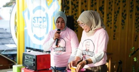 Kegiatan Relawan Srikandi Ganjar ajak perempuan milenial bikin kue nastar di Pondok Aren, Tangsel. (Ist)