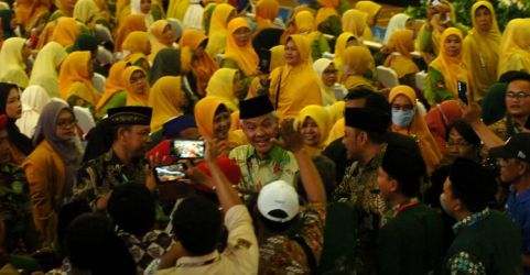 Gubernur Jawa Tengah Ganjar Pranowo (tengah) menyapa peserta saat menghadiri Musyawarah Wilayah (Muswil) Muhammadiyah dan Aisyiyah Jawa Tengah di GOR Wisanggeni, Tegal, Jawa Tengah, Sabtu (4/3/2023). (Ist)