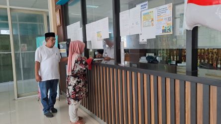 Lurah Cireundeu Win Fadlianta (kiri) saat menyambut warga melakukan pengurusan Adminduk di hari pertama masuk kerja seusai libur lebaran Idul Fitri 1444 H. (din)