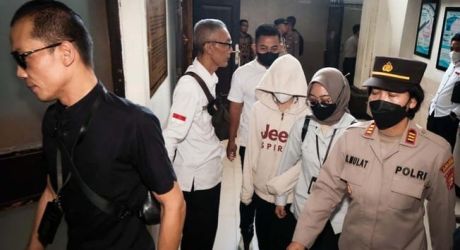 AG (jaket putih) saat tiba di PN Jakarta Selatan   foto : Ist