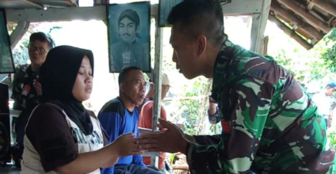 Kopasgat Letkol Pas Bagus Ajar Pamungkas (kanan) minta maaf kepada Sri Dewi Kemuning (kiri), yang motornya ditendang Praka ANG di Jatiwarna Pomdok Gede, Kota Bekasi, Senin (24/4).   Foto : Ist