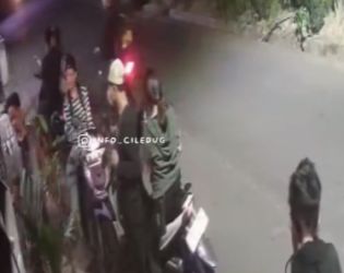 Terlihat cuplikan video seorang warga yang menjadi korban begal di wilayah Pondok Aren beberapa waktu lalu. Kini polisi tengah melakukan penyelidikan terhadap kasus begal tersebut. (dra)