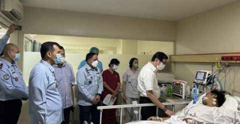 Menteri HAM Yasonna H Laoly menjenguk korban penusukan WNA Uzbekistan. (Ist)
