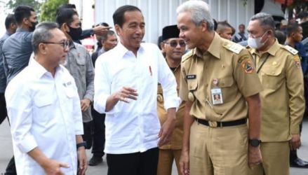 Presiden Jokowi didampingi Menteri Perdagangan Zulkifli Hasan dan Gubernur Jateng Ganjar Pranowo saat berada di Pasar Cepogo, Boyolali, Jawa Tengah, Senin (10/4)  foto : Setpres