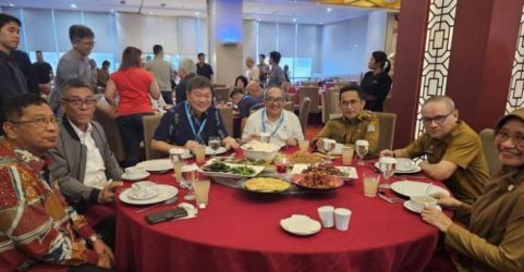 Duta Besar Indonesia Suryo Pratomo (baju putih) bersama dengan para pengusaha Singapura. Foto : Ist