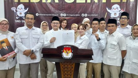 Partai politiks (parpol) peserta Pemilu 2024 mendaftarkan para bacaleg ke KPU Kota Tangsel untuk DPRd Kota Tangsel. (dra)