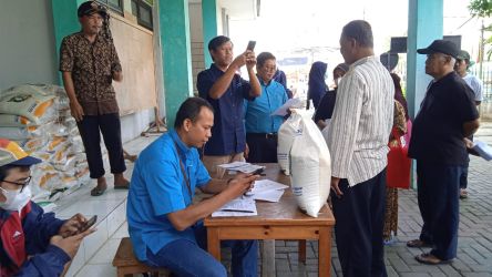 Penyaluran bantuan beras 10 kg kepada keluarga penerima manfaat. (din)