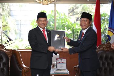 Mendagri Tito Karnavian menyerahkan surat perpanjangan Pj Gubernur Banten kepada Al Muktabar. Foto : Humas Pemprov
