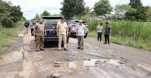 Gubernur Lampung Arinap (kiri) saat meninjau jalan rusak.Foto : Ist