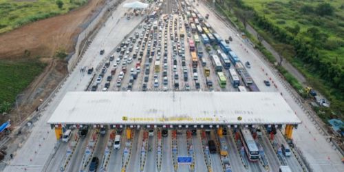 Antrian di pintu Tol Cikampek Utama. Foto : Ist