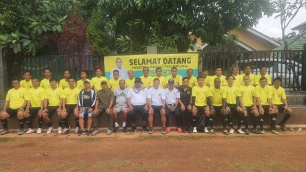 Para peserta pelatihan Lisensi C PSSI Diploma, saat bersiap berlatih di Lapangan Rempoa, Ciputat Timur. (din)