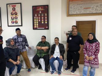Ketua Bawaslu RI Rahmat Bagja (duduk pakai batik) tengah melakukan supervise ke Bawaslu Kota Tangsel, dan sempat melakukan peninjauan ke Kantor KPU Tangsel. (din)