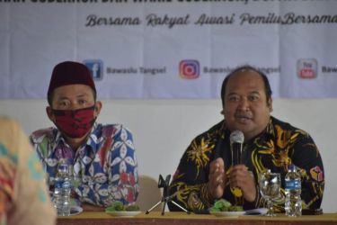 Ketua Bawaslu Kota Tangsel Muihammad Acep mengumukan adanya temuan data bermasalah dalam Daftar Pemilih Sementara (DPS) Kota Tangsel. (dra)