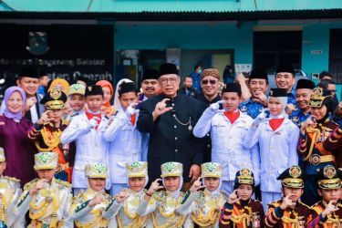 Pemerintah Kota (Pemkot) Tangsel memperingati Hari Pendidikan Nasional 2023, dengan menggelar upacara di Lapangan Cilenggang, Serpong, Selasa (9/5). (dra)