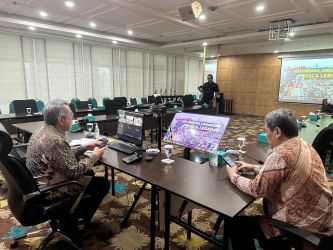 Wali Kota Tangsel, Benyamin Davnie sedang melakukan zoom membahas urbanisasi. (din)