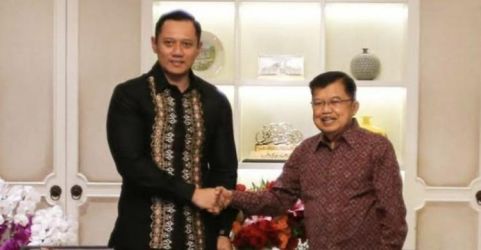 Ketum Demokrat Agus Harimurti Yudhoyono saat berkunjung ke rumah Mantsn Wapres Yusuf Kalla. Foto : Ist