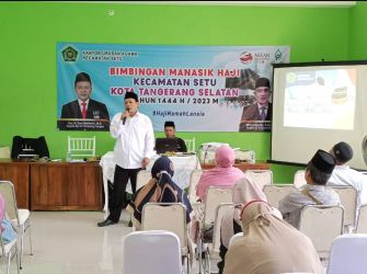 Humas Kemenag Kota Tangsel, Azharul Fuad, saat mengisi materi bimbingan manasik haji di KUA Setu, Selasa (16/5). (din)