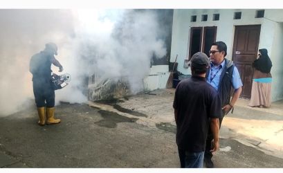 APP Sinarmas melalui anak usahanya PT. Indah Kiat Pulp & Paper (IKPP) Tangerang Mill Tbk fogging sejumlah wilayah rawan penyebaran. Humas PT. indah Kiat Pulp and Paper (IKPP) Tangerang Mill, Junaidi (dua kanan rompi) memantau pelaksana fogging. (din)