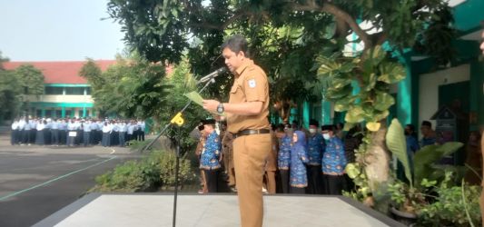Kepala Dindikbud Kota Tangsel Deden Deni memperingatak Hari Pendidikan Nasional di SMPN 11 Kota Tangsel, Serpong. (dra)