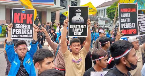 Aktivis PMII menggelar aksi unjuk rasa di depan Kantor Bupati Pandeglang, Rabu (17/5/2023).(Ari Supriadi/Tangsel Pos)
