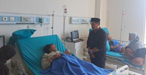 Anggota DPRD Provinsi Banten M Toha saat menjenguk korban kecelakaan di RSU Serpong Utara. (dra)